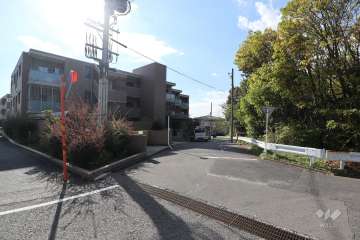 敷地北西側の前面道路