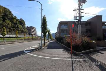 敷地北東側の前面道路