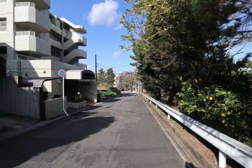 敷地北西側の前面道路南東側から）