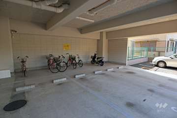 屋内に設けられた駐輪場