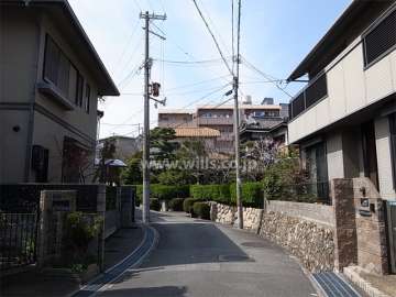 周辺は第一種低層住居専用地域に指定された閑静なやや高台の住宅地です。