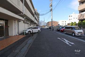 敷地南側の前面道路（東側から）