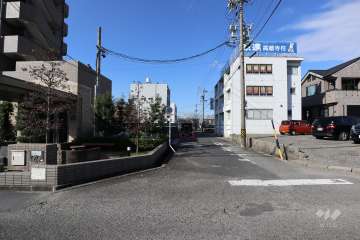 敷地北側の前面道路（東側から）
