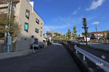 敷地東側の前面道路