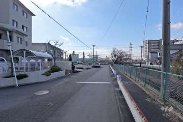 敷地西側の前面道路。