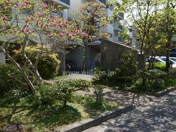 植栽スペースが設けられ、緑豊かです。