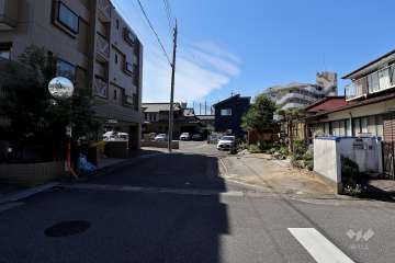 敷地北西側の前面道路（北東側から）