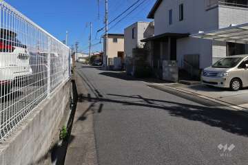 敷地北西側の前面道路（南西側から）