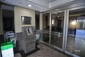 エントランスはオートロック付きです。