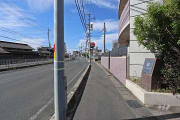 敷地南側の前面道路（東側から）
