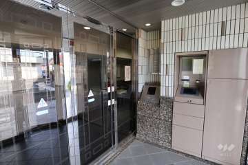エントランスはオートロック付きです。