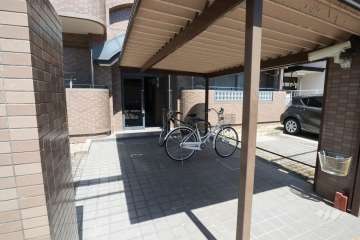 エントランスアプローチと駐輪場（屋根付き）