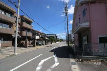 敷地南東側の前面道路（南西側から）
