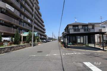 敷地南東側の前面道路（南西側から）