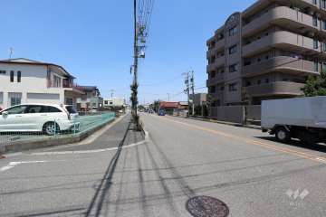 敷地北西側の前面道路（南西側から）