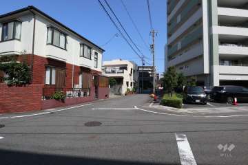 敷地南西側の前面道路（南東側から）