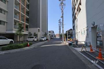 敷地北西側の前面道路（北東側から）