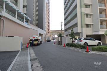敷地北東側の前面道路（南東側から）