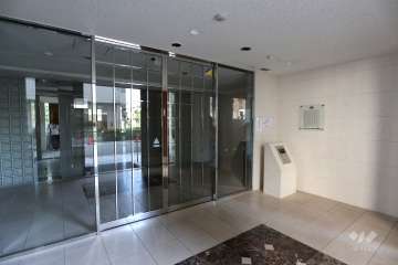 エントランスはオートロック付きです。