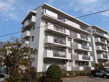 公団千里緑丘団地１３号棟外観（南西側から）