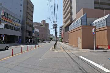 敷地東側前面道路は県道201号（南外山勝川停車場線）です。