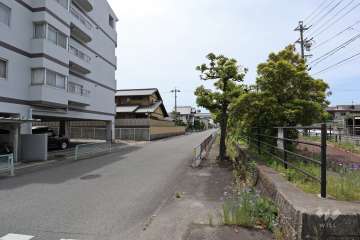 敷地西側の前面道路