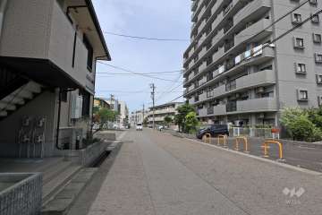 敷地南側の前面道路