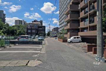 敷地内駐車場（屋外平面式）と敷地南側前面道路