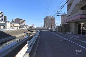 敷地北側の前面道路