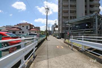 敷地東側の前面道路