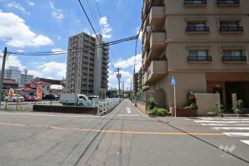 敷地南側の前面道路（東側から）