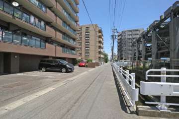 敷地南側の前面道路