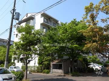 公団千里緑丘団地１６号棟の外観（北東側から）