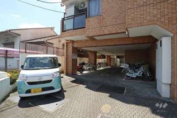 敷地内駐車場と駐輪スペース