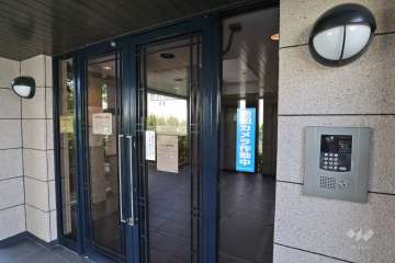 エントランスはオートロック付きです。