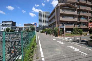敷地西側の前面道路