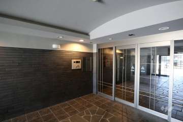 エントランスはオートロック付きです。