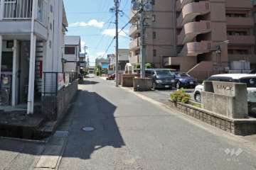 敷地東側の前面道路（北側から）