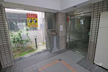 エントランスはオートロック付きです。