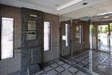 エントランスはオートロック付きです。