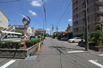 敷地西側の前面道路