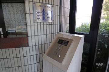 エントランスはオートロック付きです。