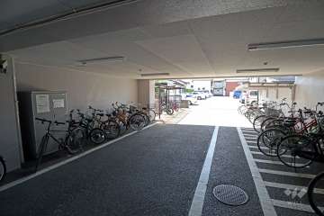 屋内に設けられた駐輪場