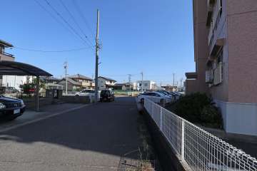 敷地内駐車場（屋外平面式）と敷地北西側の前面道路