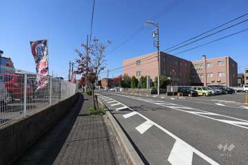 敷地南側の前面道路