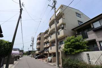 敷地南側の前面道路（東側から）