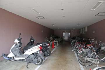 バイク置場と駐輪場