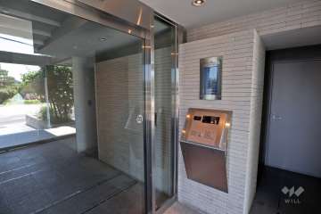 エントランスはオートロック付きです。