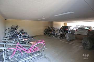 屋内に設けられた駐輪場