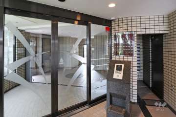 エントランスはオートロック付きです。